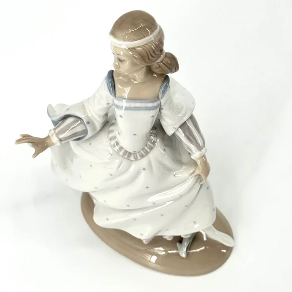 Lladro Cinderella's Lost Slipper Glazed Porcelain Figurine #4828